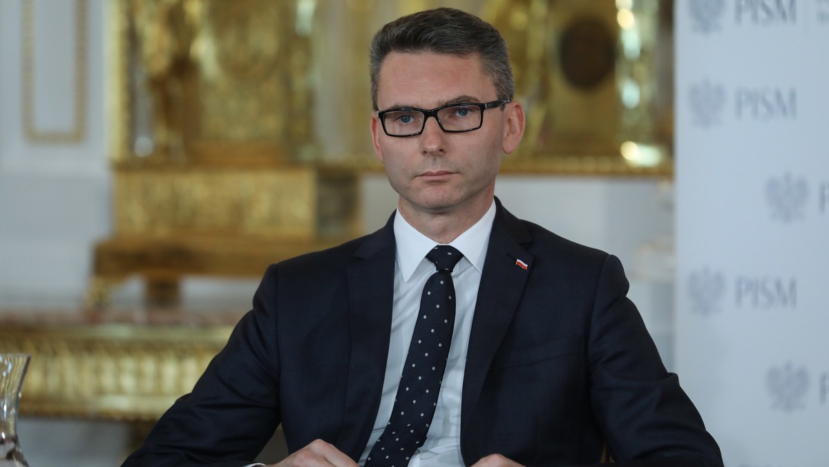 Udział w głosowaniach Konrada Głębockiego wynikał z opóźnienia, z jakim uzyskał informację o mianowaniu na ambasadora Polski we Włoszech - powiedział dyrektor CIS Andrzej Grzegrzółka. Kodeks wyborczy mówi, że mandat poselski osoby mianowanej na ambasadora wygasa z dniem mianowania.