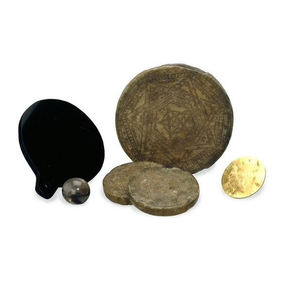 Obsydianowe zwierciadło, pieczęcie i kryształowe kule – uczony mag potrzebował iście laboratoryjnego wyposażenia do swoich praktyk okultystycznych. Foto: British Museum (licencja CC BY-SA 4.0)