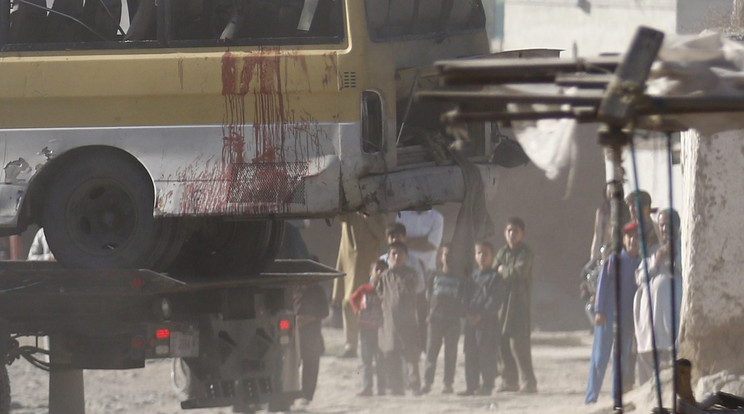 Öngyilkos merénylő hajthatott neki a busznak egy robbanószerrel megrakott gépkocsival /Fotó: MTI