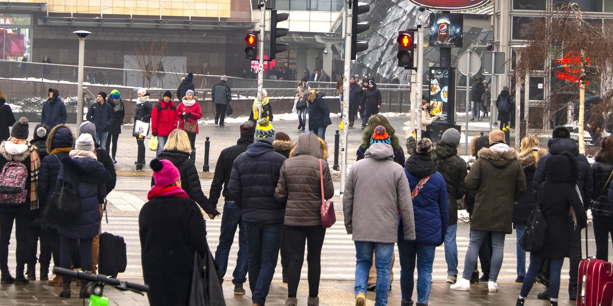 Chociaż oficjalnie tzw. średnia pensja w naszym kraju wynosi już ponad 5000 zł, takie lub większe pieniądze zarabia.... zdecydowana mniejszość Polaków. 