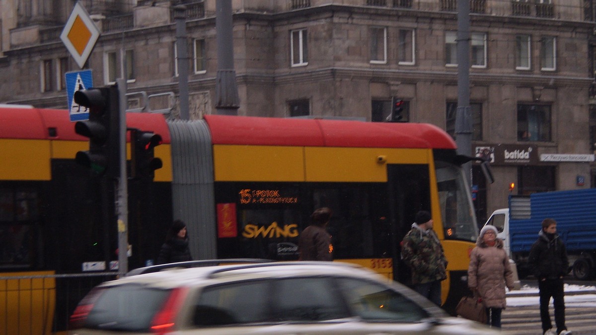 To byłaby rewolucja w stołecznej komunikacji! Zarząd Transportu Miejskiego ma pomysł, by przystanki "na żądanie" wprowadzić także dla tramwajów. Dzięki temu jeździłyby szybciej, bo zatrzymywałyby się tylko tam, gdzie chcą pasażerowie danego kursu.