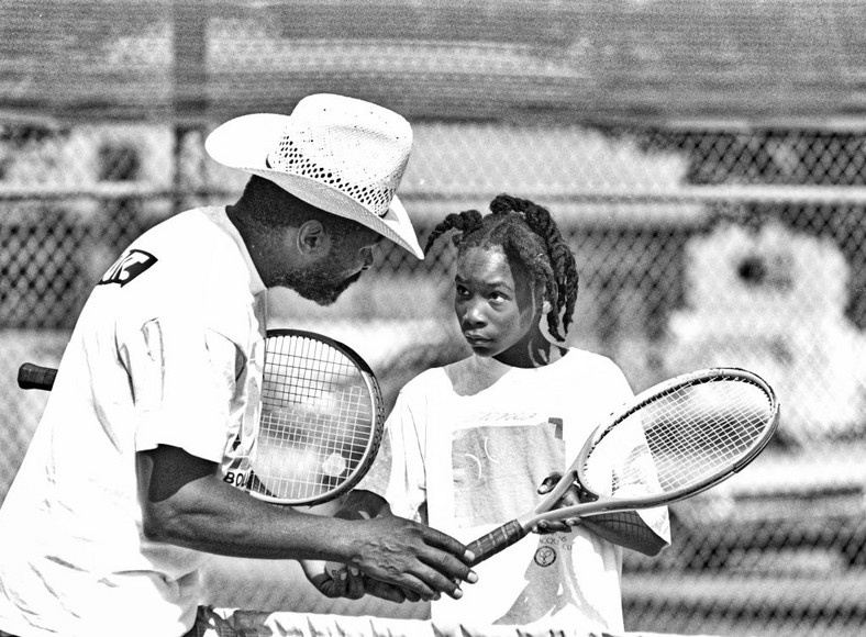 Richard i Venus Williams na korcie tenisowym w Compton. Tenisistka ma tu 11 lat, słucha rad taty, który jest równocześnie jej trenerem. (Korty tenisowe Compton, South Central Los Angeles, Kalifornia, 20 kwietnia 1991 r.)