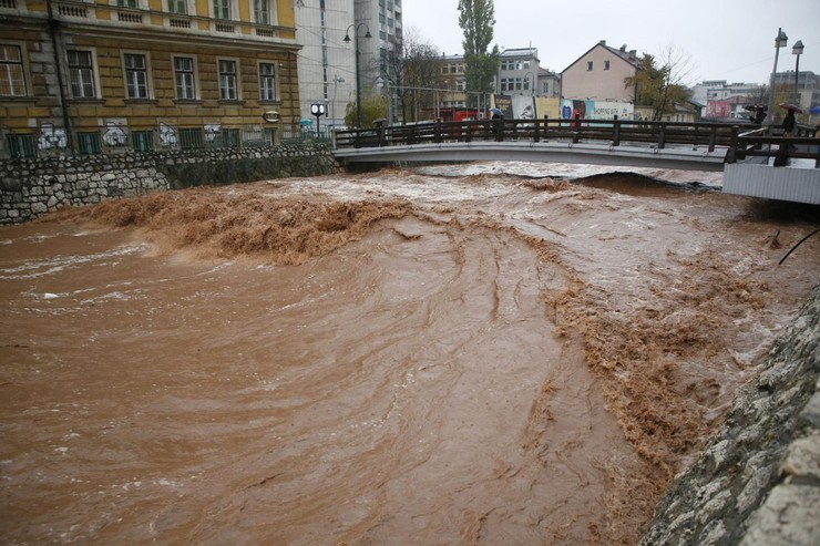 Sarajevo, rijeka Miljacka preti da se izlije