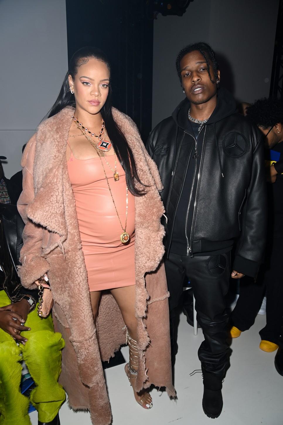 A várandós Rihanna dögös barackszínű miniben jelent meg az Off-White bemutatón Párizsban