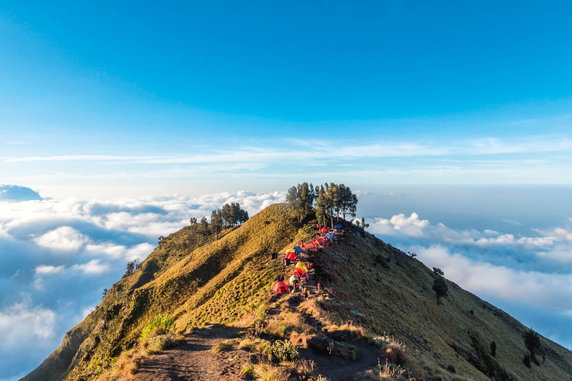 Podczas kilkudniowego trekkingu na Rinjani, czynny wulkan wznoszący się na wysokość 3726 m n.p.m. na indonezyjskiej wyspie Lombok, turyści nocują w namiotach.