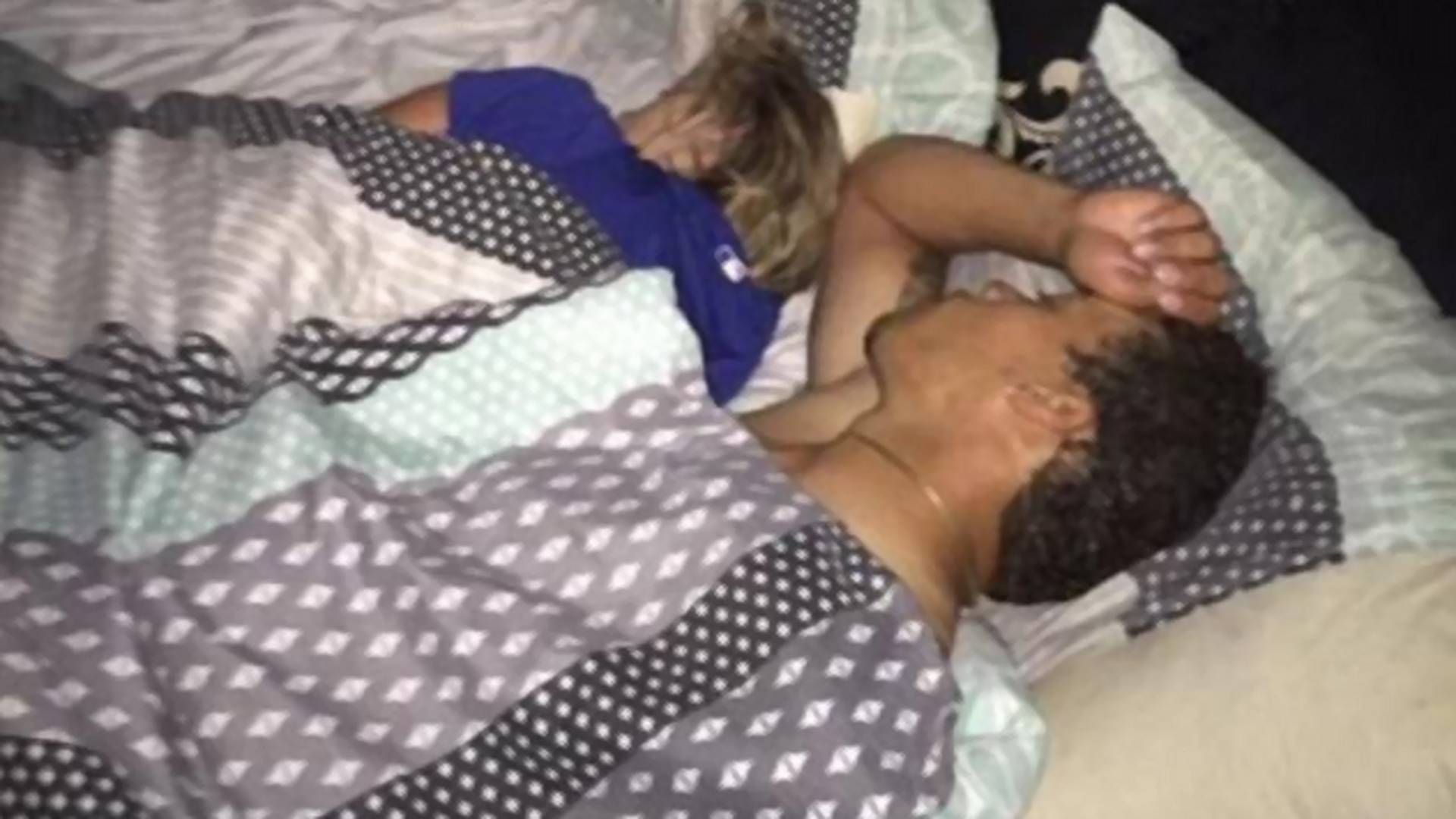 Zatekao je ženu s drugim tipom u krevetu, napravio selfi i postavio na net