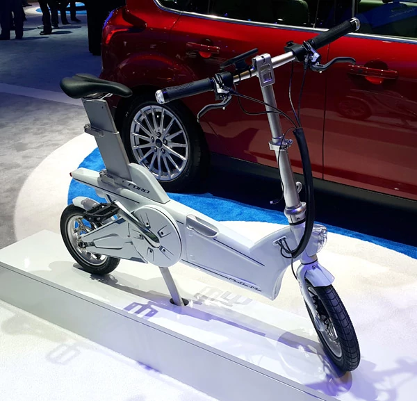 Elektryczny, składany rower z kółkami jak od hulajnogi - Ford Mode:me (tak, ten Ford od samochodów!)
