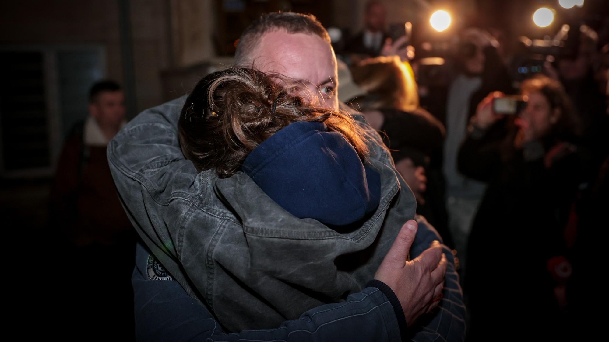 Ján Čurilla sa po prepustení objíma s rodinou, 6. marca 2026