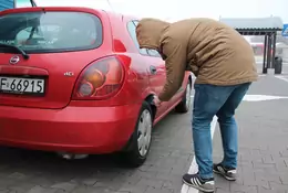 Uwaga na metodę na butelkę. W ten sposób złodziej może cię okraść