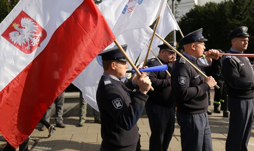 Pikieta związków zawodowych funkcjonariuszy i pracowników służb mundurowych przed Sejmem w Warszawie