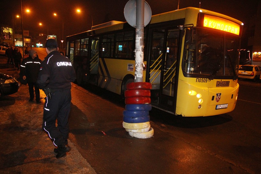 Motociklista je podleteo pod autobus