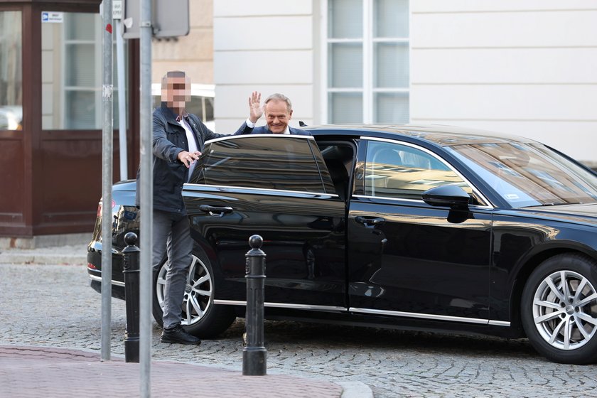 Przewodniczący PO pozdrowił swoich zwolenników.