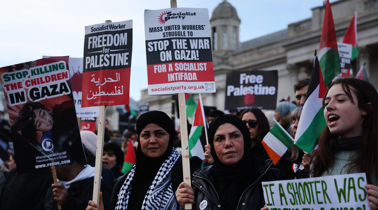 Palesztinokat támogató tüntetők a londoni Trafalgar téren 2023. november 4-én. A Gázai övezetet irányító Hamász palesztin iszlamista szervezet október 7-én támadást indított Izrael ellen, az izraeli haderő pedig azóta támadja a Hamász katonai létesítményeit a palesztinok lakta övezetben. /Fotó: .MTI/EPA/Andy Rain