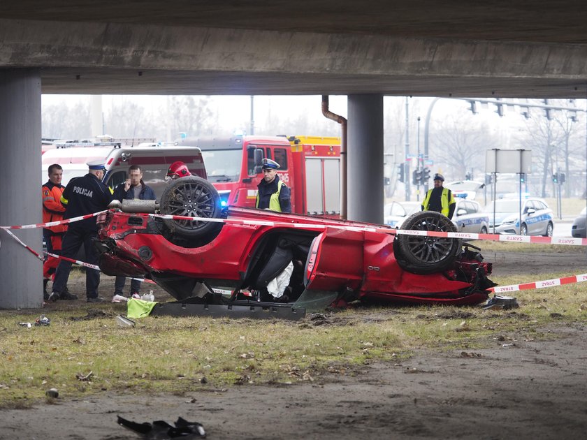 Wypadek w Łodzi. Mustang spadł z wiaduktu. W środku ojciec z dzieckiem