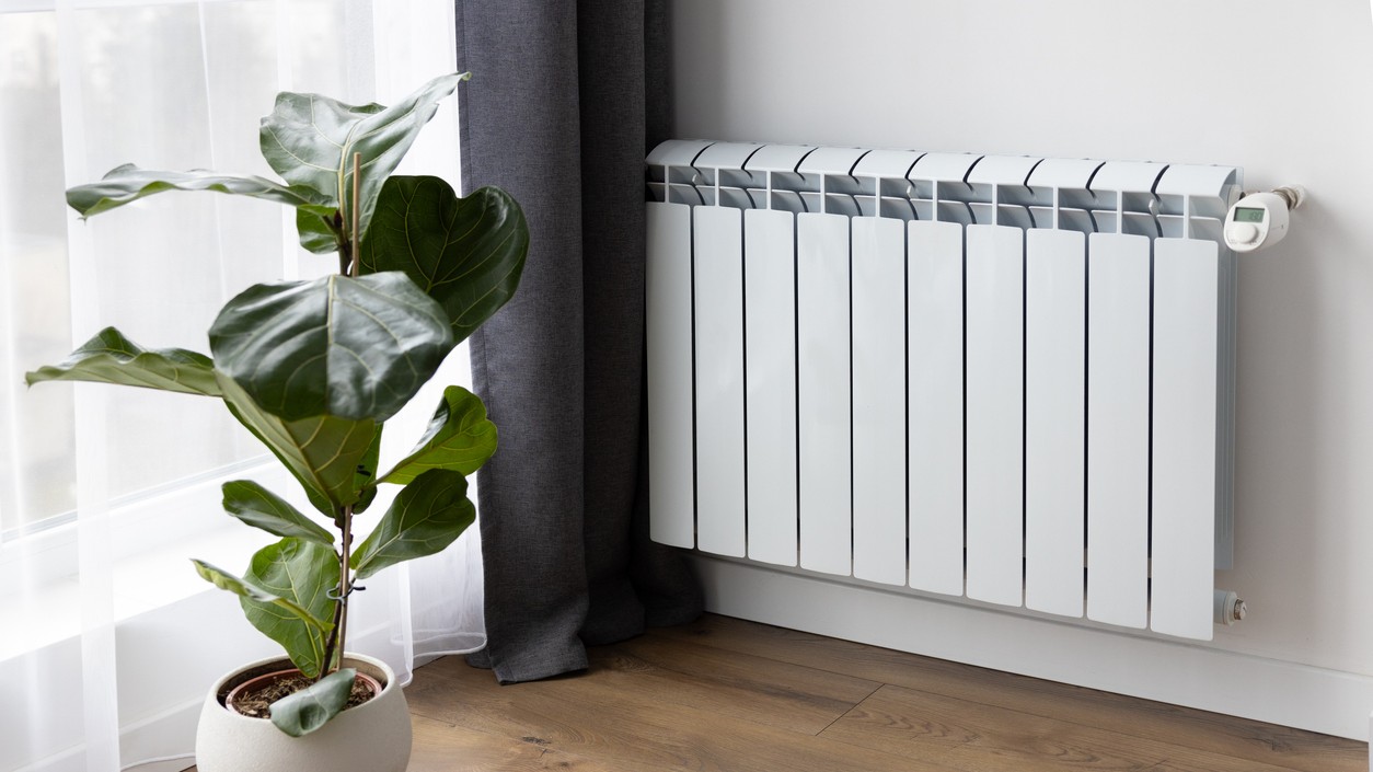 Čistenie radiátora pomocou fénu na studený vzduch pomáha odstrániť prach. (ilustračné foto)