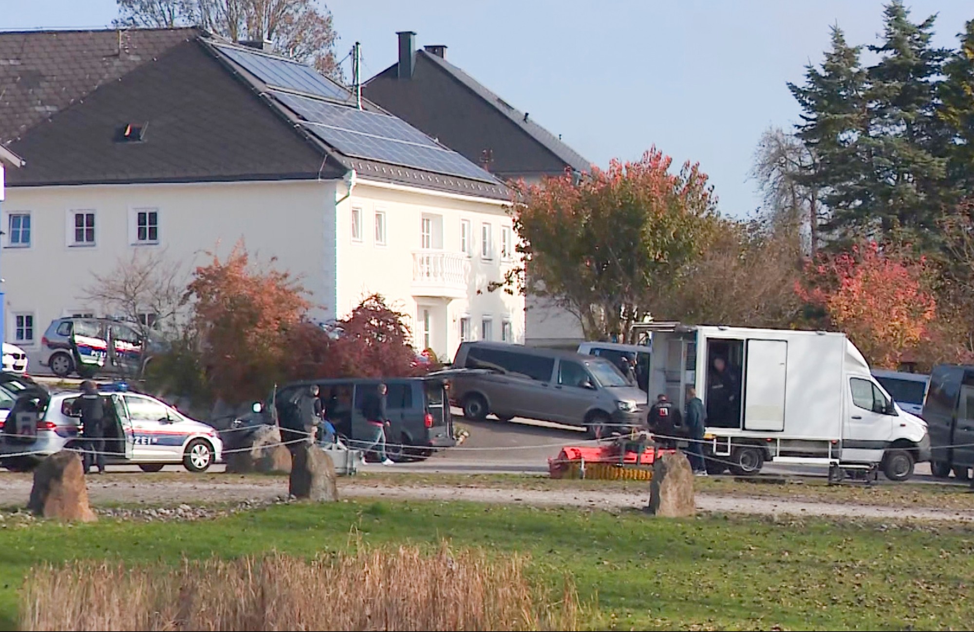 Policajti pred budovou po streľbe v obci Fraunschalg pri meste Altenfelden v spolkovej krajine Horné Rakúsko na severe krajiny 28. októbra 2024.