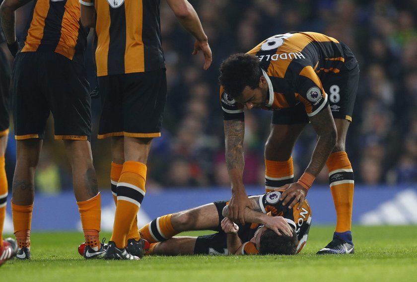 Ryan Mason był o krok od śmierci. Piłkarz Hull City odzyskał przytomność po operacji czaszki