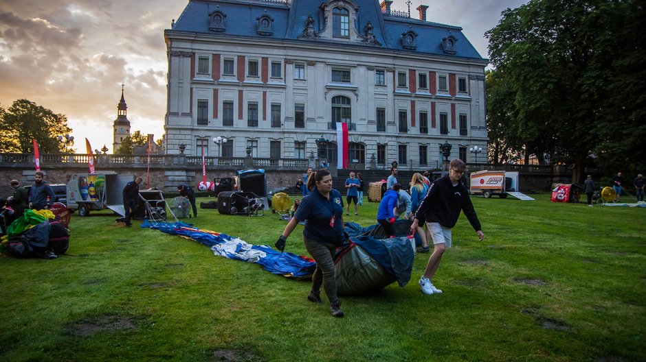 II Zawody Balonowe "In The Silesian Sky" - start balonów świtem z pszczyńskiego parku zamkowego - 25.06.2022 r. - autor: Andrzej Grynpeter