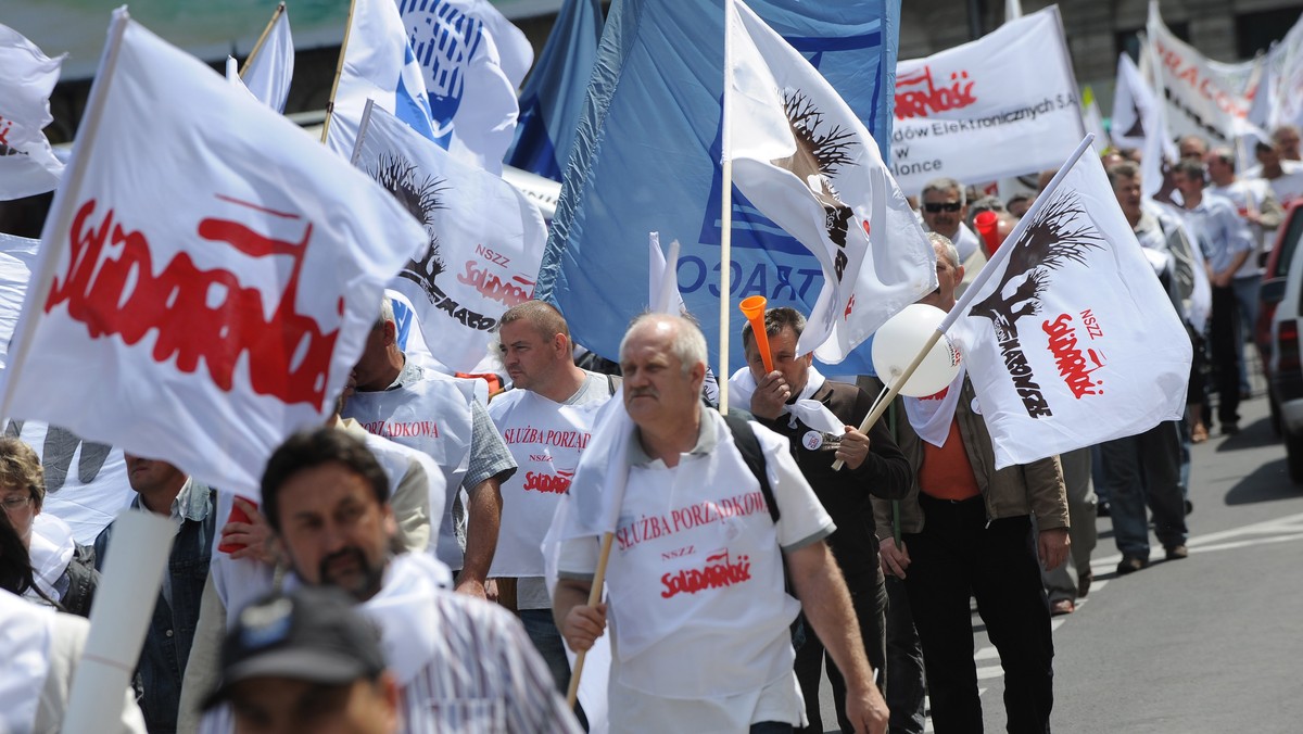 Kilkuset związkowców z Solidarności uczestniczyło w pikietach przed gmachem ministerstwa skarbu państwa i mazowieckim urzędem wojewódzkim. Protestujący złożyli petycje i zapowiedzieli kolejną manifestację, która ma się odbyć w Warszawie 30 czerwca.