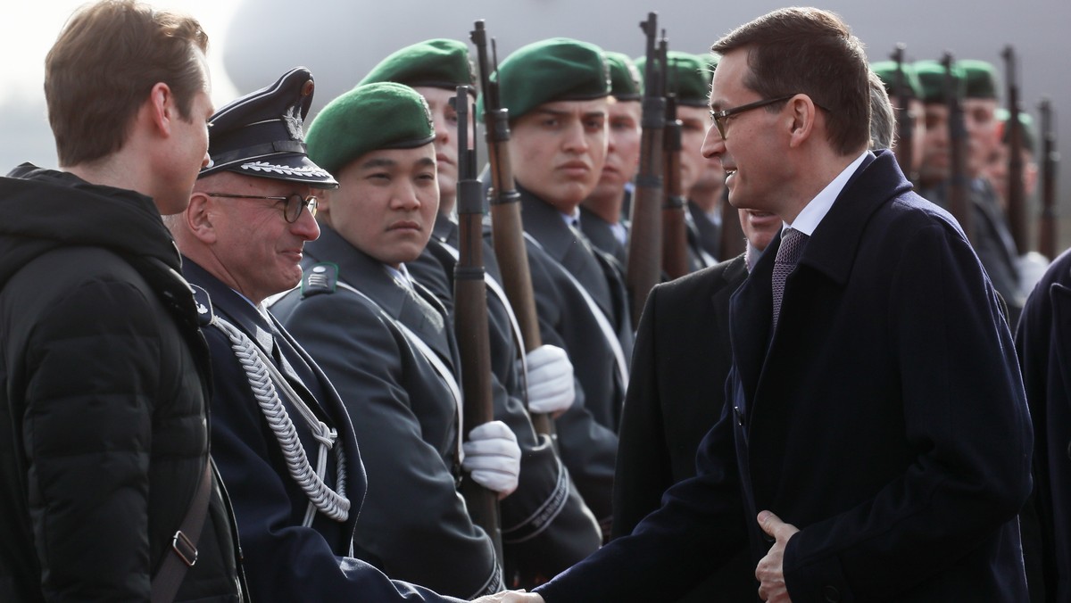 Premier Mateusz Morawiecki przybył dziś przed południem z oficjalną wizytą do Berlina, gdzie spotka się z kanclerz Niemiec Angelą Merkel. Rozmowy mają dotyczyć m.in. współpracy politycznej i gospodarczej, przyszłości UE oraz polityki migracyjnej.