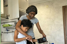 Svi misle da je OBIČNA LEKARKA I SAMOHRANA MAJKA dečaka sa posebnim potrebama, a ona je u svojoj zemlji zapravo PRINCEZA: Osim što je pametna i sposobna OBORIĆE VAS S NOGU LEPOTOM