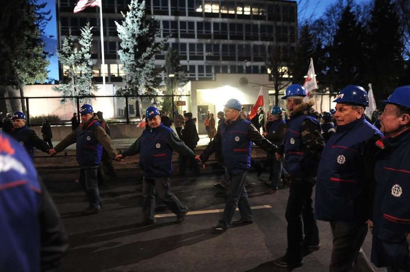 Manifestacja PiS. To tłumy, czy garstka? Była czerwień dla...