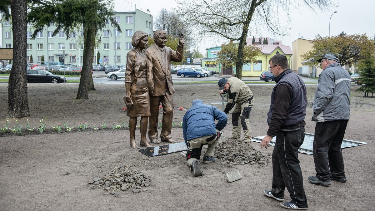 Na skwerze przy Placu Wojska Polskiego w Białej Podlaskiej stanął pomnik Marii i Lecha Kaczyńskich