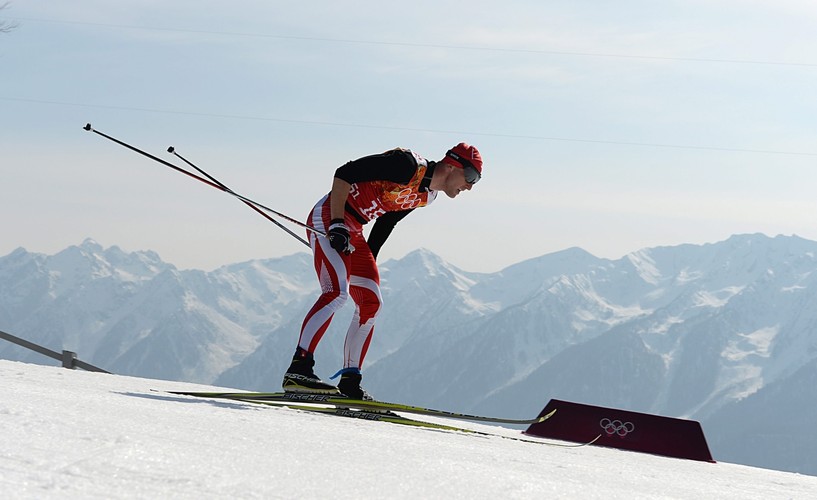 Dario Cologna został mistrzem olimpijskim w biegu narciarskim na 15 kilometrów techniką klasyczną. To drugie złoto Szwajcara w Soczi. Wcześniej wygrał bieg łączony.
Srebrny medal wywalczył Szwed Johan Olsson, który stracił do zwycięzcy 28,5 sekundy, a trzecie miejsce przypadło w udziale innemu Norwegowi Danielowi Richardssonowi (38,8 sekundy straty).
Najlepszy z Polaków w stawce 92 biegaczy - Maciej Kreczmer był 29. i stracił do Cologni 2 minuty i 29 sekund.
Sebastian Gazurek był 55., a Paweł Klisz - 64., Maciej Staręga - 66.