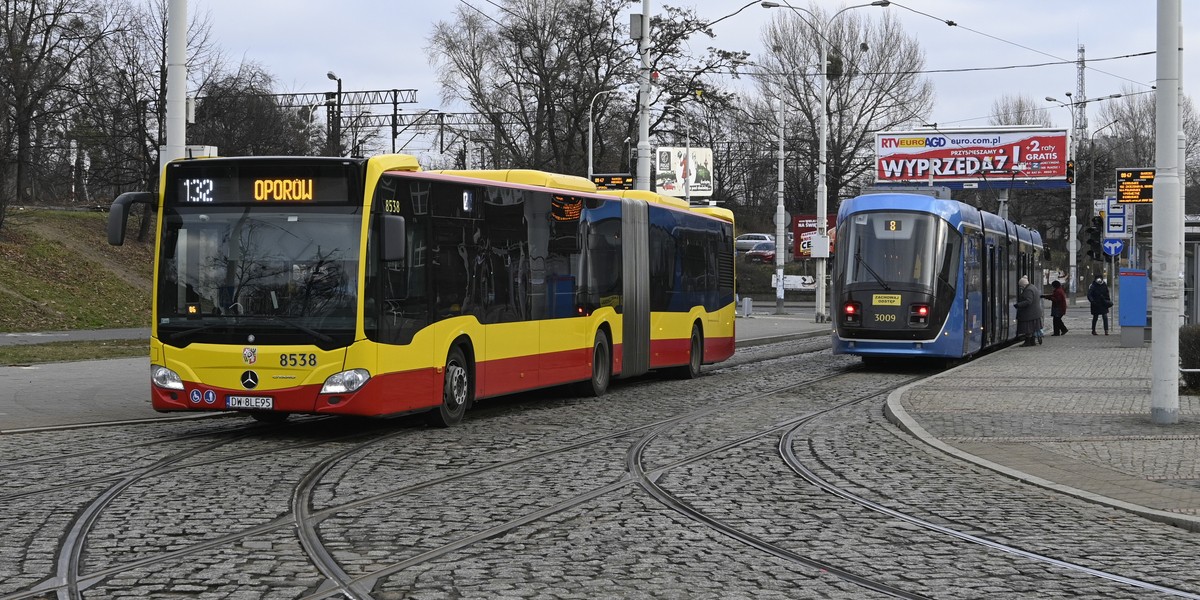 Jakie zmiany w kursowaniu komunikacji miejskiej czekają pasażerów przed świętami oraz w samą Wielkanoc?