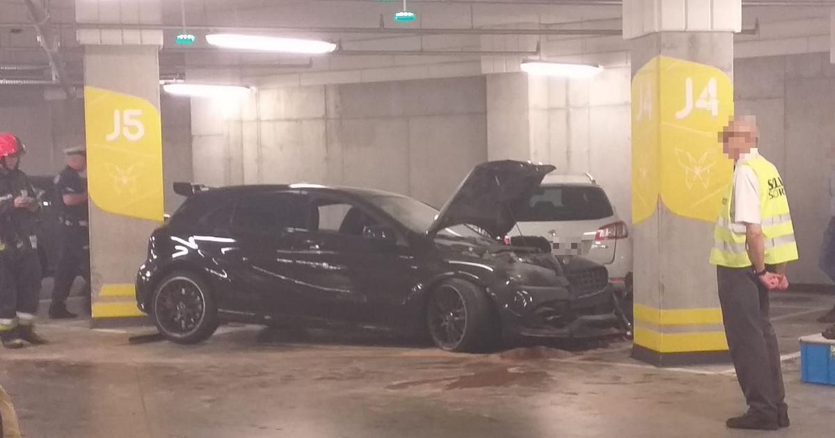 Rozbił Mercedesa na parkingu, samochód sam powiadomił policję