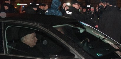 Prezes PiS odwiedził grób brata. Demonstranci: będziesz siedzieć!