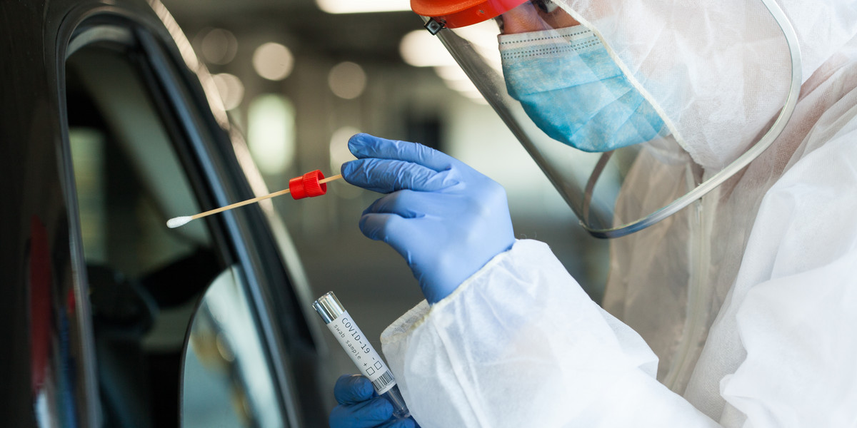 W raportach Ministerstwa Zdrowia podawane są zarówno wyniki testów PCR, jak i antygenowych.