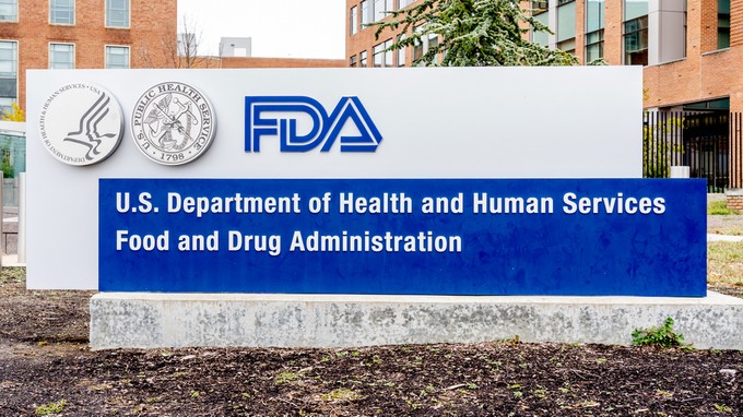 Koronavírus: az FDA  jóváhagyja a Pfizer vakcináját - kötelező lehet?