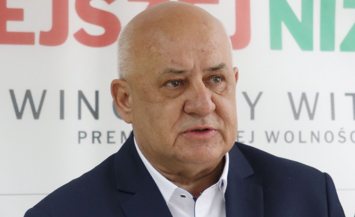 Krzysztof Wielec podczas konferencji prasowej w sprawie wyboru burmistrza i wójta miasta i gminy Drobin