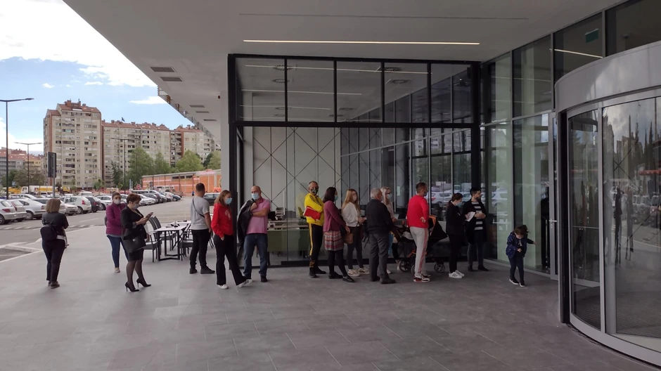 Desetak ljudi u redu jutros za vakcinaciju ispred niškog tržnog centra 