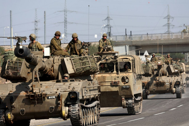 Siły izraelskie przemieszczają się wzdłuż granicy ze Strefą Gazy