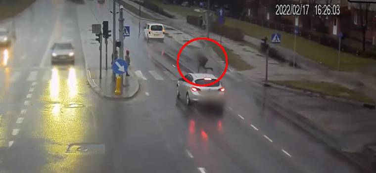 Wbiegł na "czerwonym" wprost pod auto. Policjanci opublikowali nagranie ku przestrodze