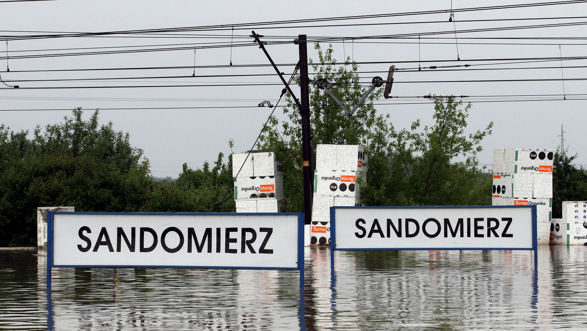 Sandomierz. 12 lat od wielkiej powodzi. Powstało jezioro widoczne z kosmosu