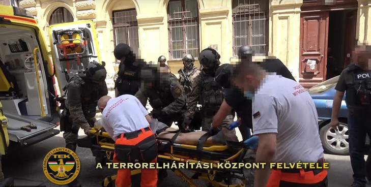 Az önmagából kifordult férfit a kommandósok hordágyhoz rögzítették, így szállították el a helyszínről /Fotó: TEK