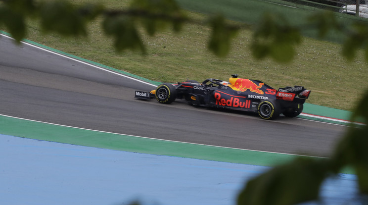 Verstappen 11. futamgyőzelmét szerezte meg, Hamilton a semmiből jött vissza a másosik helyre Imolában. / Fotó: MTI/AP/Luca Bruno