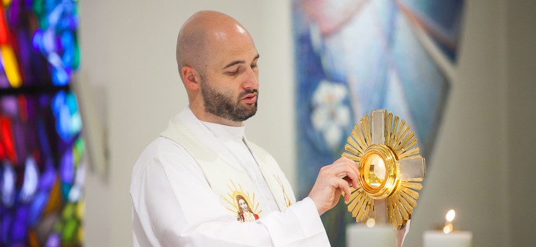 Ks. Olszewski: Nie ma co w tym czasie robić się najświętszym i najdłużej rozmodlonym katolikiem w parafii