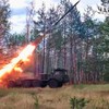 Ruski višecevni raketni bacač "uragan" puca na ukrajinske položaje 15. juna na nepoznatoj lokaciji u Ukrajini