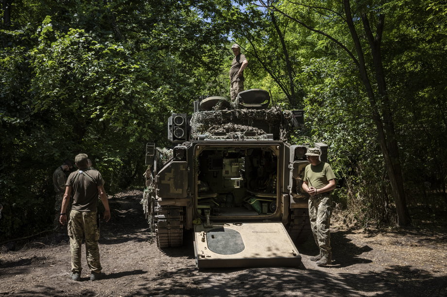Żołnierze i mechanicy z ukraińskiej 47. Brygady Zmechanizowanej testują pojazd bojowy Bradley w obwodzie zaporoskim w Ukrainie