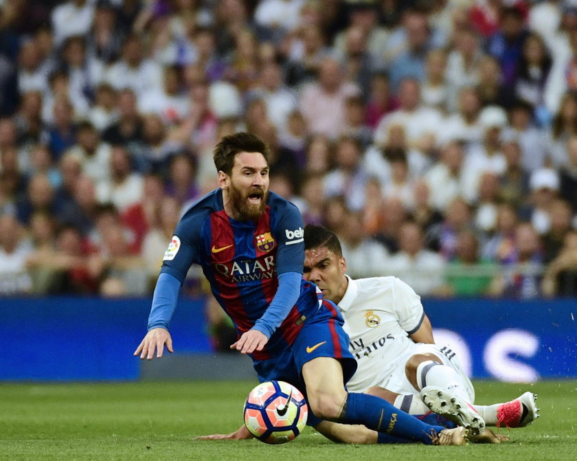 Real Madrid's Karim Benzema in action with Barcelona's Gerard Pique and Sergi Roberto