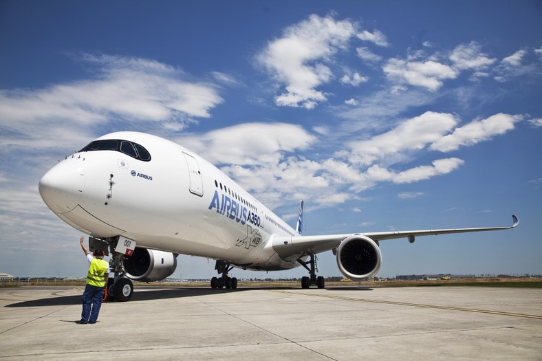 Airbus A350 ze stajni EADS po pierwszym locie w we francuskiej Tuluzie. 14. czerwca 2013.