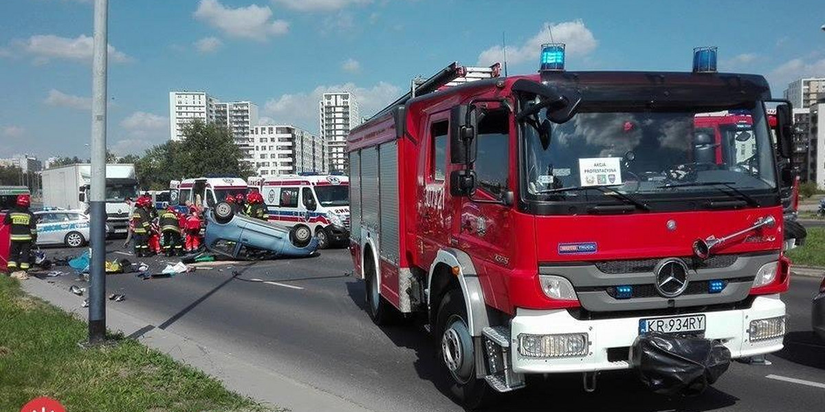 Tragiczny wypadek w Krakowie. Motocyklista zderzył się z seicento