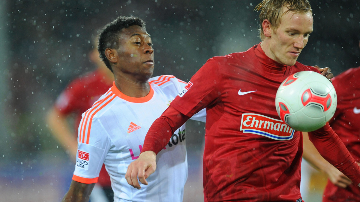 SC Freiburg przegrał z Bayernem Monachium 0:2 (0:1) w meczu 14. kolejki ligi niemieckiej. Dzięki zwycięstwu Bawarczycy zostali "najszybszym" mistrzem jesieni w historii Bundesligi, a w tabeli mają już jedenaście punktów przewagi nad Borussią Dortmund, która spadła na trzecie miejsce po wygranej Bayeru Leverkusen z Werderem Brema 4:1 (1:0).