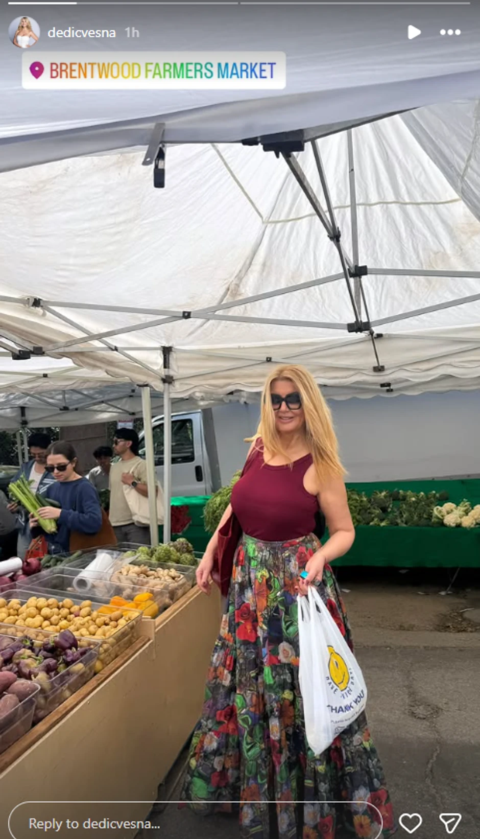 Vesna Dedić u šik izdanju na pijaci