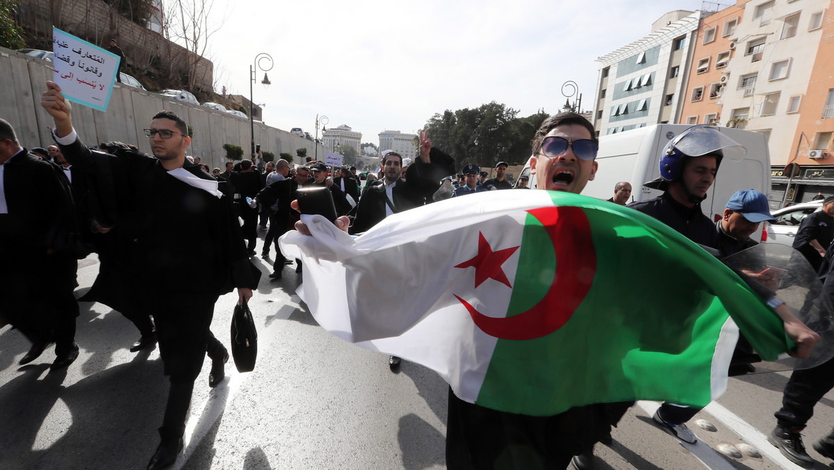 Protesty w Algierii. Ambasada Polski apeluje o ostrożność