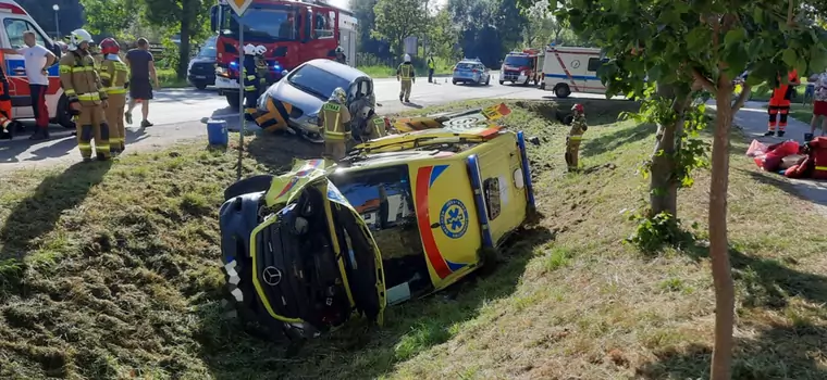 Mieli dwa wypadki w ciągu godziny. Rozbili się nawet w karetce